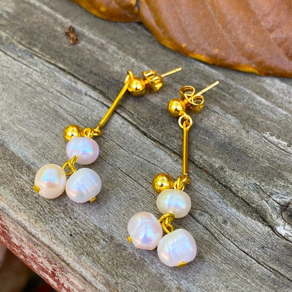 Natural Pearl earrings and gold hardware - Picture 1 of 3